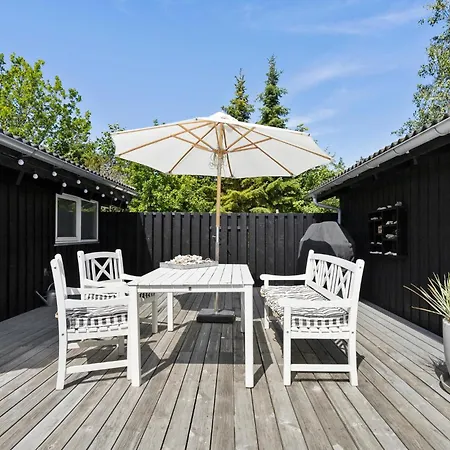 Three-bedroom In Semesterbostad Jerup